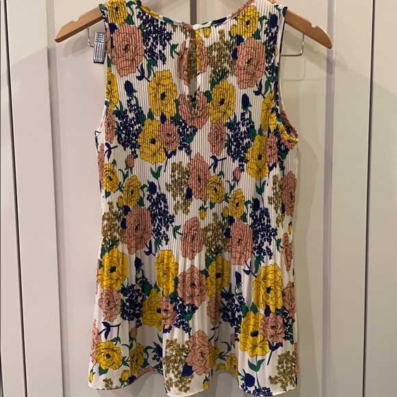 Carolina Belle floral, accordion sleeveless top - Picture 3 of 4